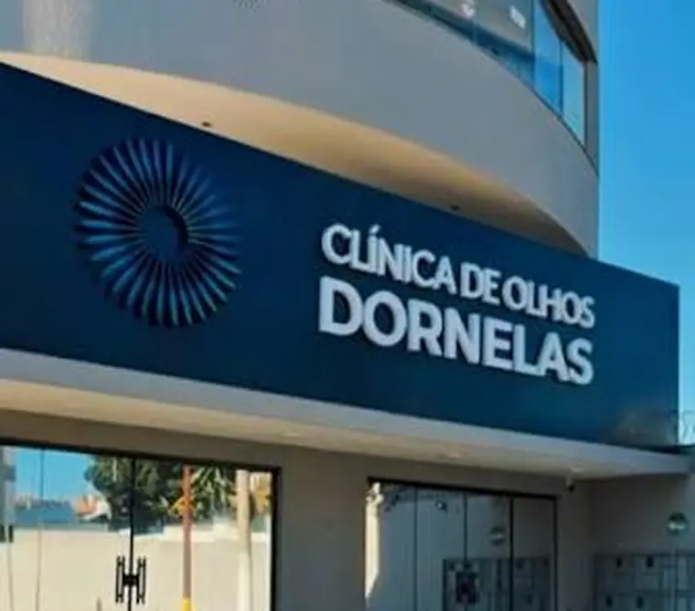 Fachada da Clínica de Olhos Dornelas em Lagoa Santa, com o letreiro da clínica sobre a entrada de vidro.